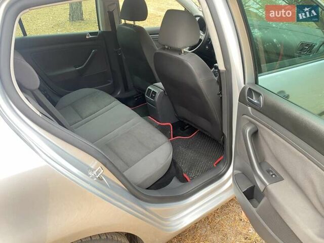 Серый Фольксваген Гольф, объемом двигателя 1.6 л и пробегом 235 тыс. км за 6500 $, фото 7 на Automoto.ua