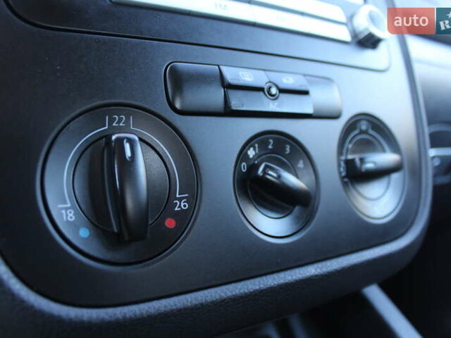 Серый Фольксваген Гольф, объемом двигателя 1.6 л и пробегом 195 тыс. км за 5890 $, фото 36 на Automoto.ua