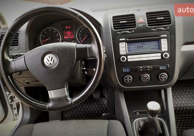 Сірий Фольксваген Гольф, об'ємом двигуна 1.6 л та пробігом 200 тис. км за 6950 $, фото 131 на Automoto.ua