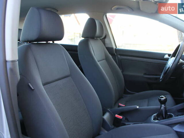 Серый Фольксваген Гольф, объемом двигателя 1.6 л и пробегом 195 тыс. км за 5990 $, фото 72 на Automoto.ua