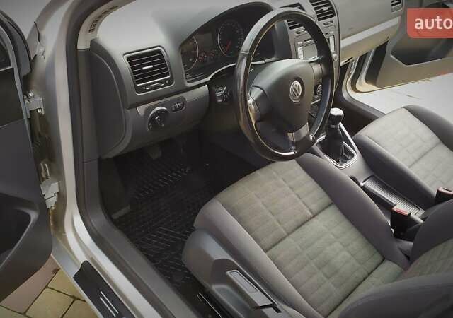 Сірий Фольксваген Гольф, об'ємом двигуна 1.6 л та пробігом 200 тис. км за 6950 $, фото 119 на Automoto.ua