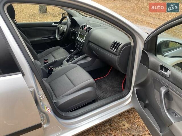 Серый Фольксваген Гольф, объемом двигателя 1.6 л и пробегом 235 тыс. км за 6500 $, фото 6 на Automoto.ua