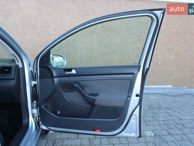 Серый Фольксваген Гольф, объемом двигателя 1.6 л и пробегом 195 тыс. км за 5890 $, фото 74 на Automoto.ua