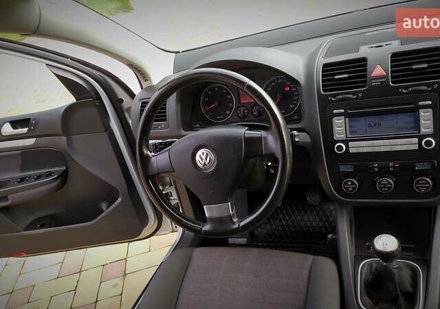 Сірий Фольксваген Гольф, об'ємом двигуна 1.6 л та пробігом 200 тис. км за 6950 $, фото 126 на Automoto.ua