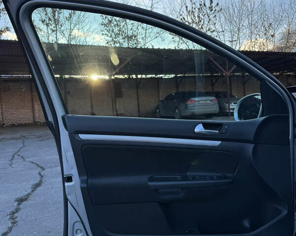 Серый Фольксваген Гольф, объемом двигателя 1.6 л и пробегом 240 тыс. км за 5850 $, фото 13 на Automoto.ua