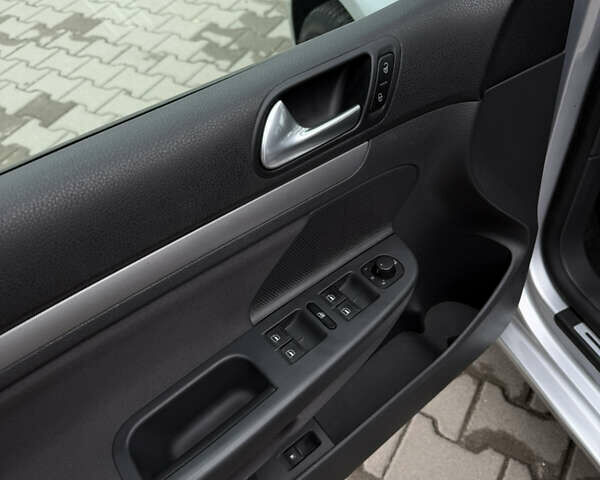 Серый Фольксваген Гольф, объемом двигателя 1.6 л и пробегом 212 тыс. км за 6450 $, фото 25 на Automoto.ua