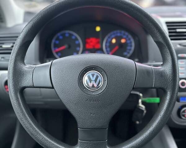 Серый Фольксваген Гольф, объемом двигателя 1.4 л и пробегом 233 тыс. км за 6750 $, фото 30 на Automoto.ua