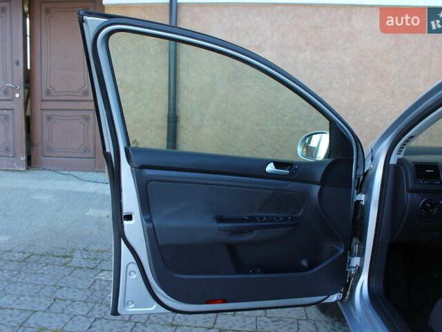 Серый Фольксваген Гольф, объемом двигателя 1.6 л и пробегом 195 тыс. км за 5890 $, фото 52 на Automoto.ua