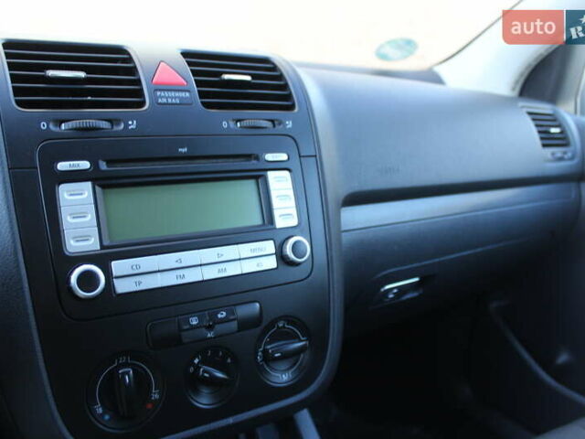 Серый Фольксваген Гольф, объемом двигателя 1.6 л и пробегом 195 тыс. км за 5890 $, фото 31 на Automoto.ua