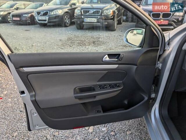Серый Фольксваген Гольф, объемом двигателя 1.6 л и пробегом 244 тыс. км за 5950 $, фото 24 на Automoto.ua