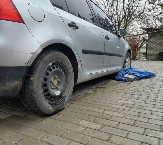 Серый Фольксваген Гольф, объемом двигателя 1.6 л и пробегом 180 тыс. км за 1900 $, фото 2 на Automoto.ua