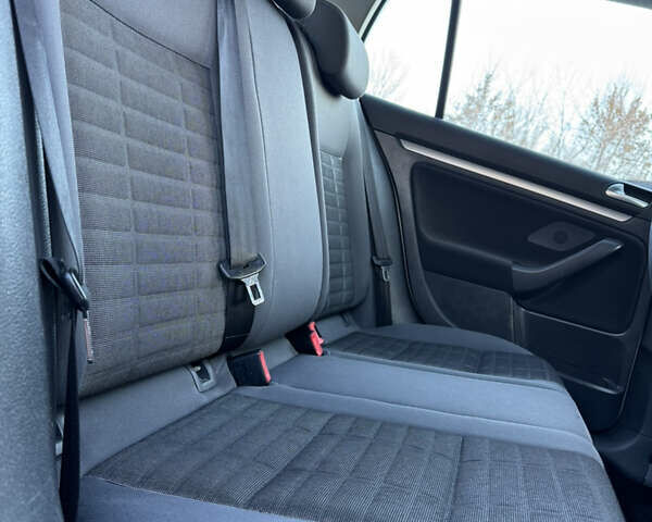 Серый Фольксваген Гольф, объемом двигателя 1.6 л и пробегом 240 тыс. км за 5850 $, фото 19 на Automoto.ua