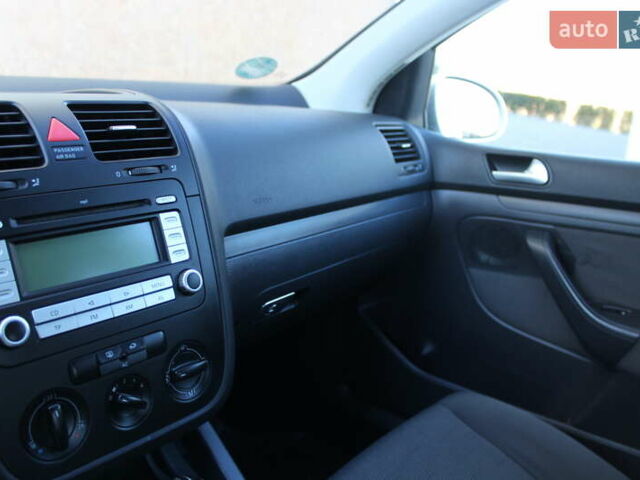 Серый Фольксваген Гольф, объемом двигателя 1.6 л и пробегом 195 тыс. км за 5890 $, фото 32 на Automoto.ua