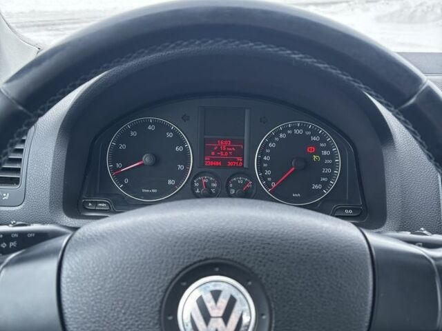 Серый Фольксваген Гольф, объемом двигателя 1.6 л и пробегом 238 тыс. км за 5950 $, фото 11 на Automoto.ua