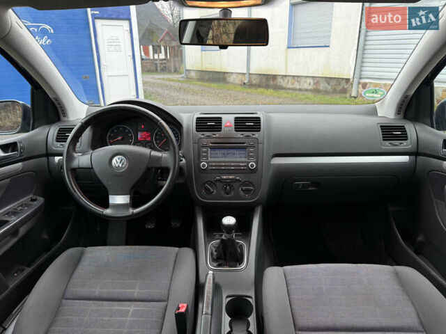 Серый Фольксваген Гольф, объемом двигателя 1.4 л и пробегом 236 тыс. км за 5500 $, фото 7 на Automoto.ua