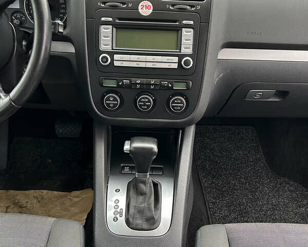 Серый Фольксваген Гольф, объемом двигателя 1.6 л и пробегом 290 тыс. км за 7750 $, фото 19 на Automoto.ua