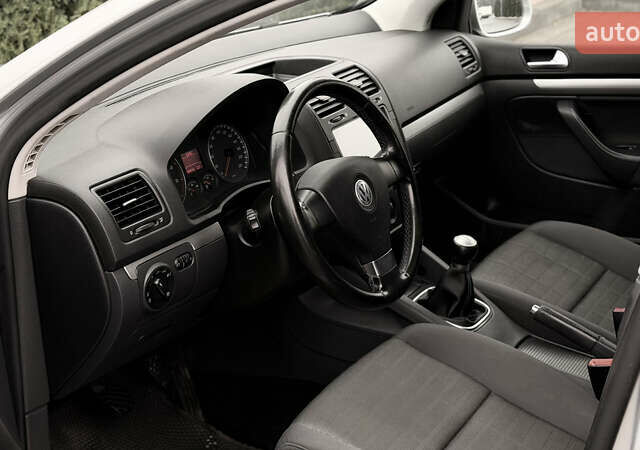 Серый Фольксваген Гольф, объемом двигателя 1.4 л и пробегом 239 тыс. км за 5150 $, фото 23 на Automoto.ua