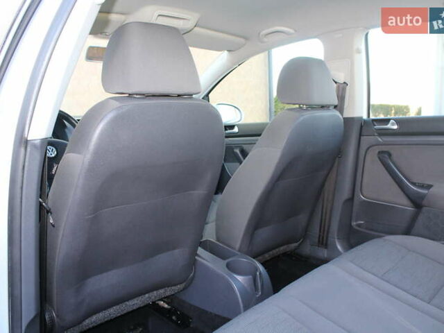 Серый Фольксваген Гольф, объемом двигателя 1.6 л и пробегом 195 тыс. км за 5990 $, фото 55 на Automoto.ua