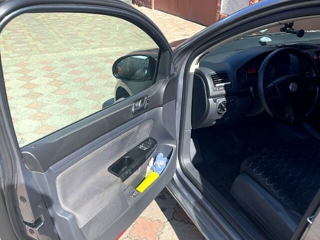 Серый Фольксваген Гольф, объемом двигателя 2 л и пробегом 300 тыс. км за 6100 $, фото 3 на Automoto.ua