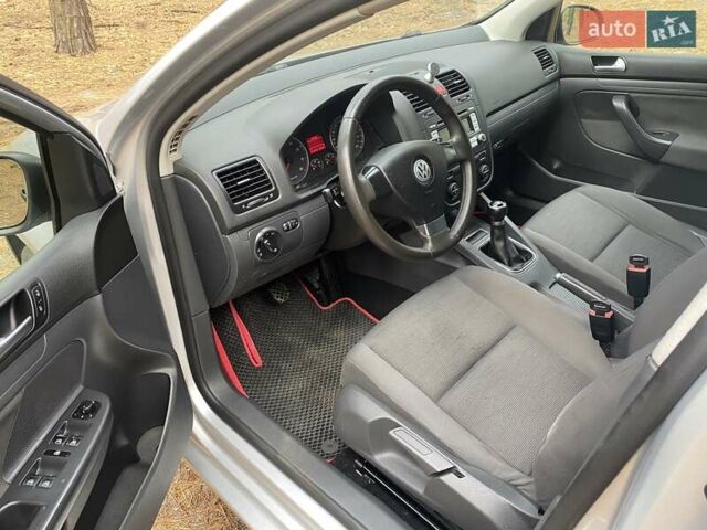 Серый Фольксваген Гольф, объемом двигателя 1.6 л и пробегом 235 тыс. км за 6500 $, фото 4 на Automoto.ua