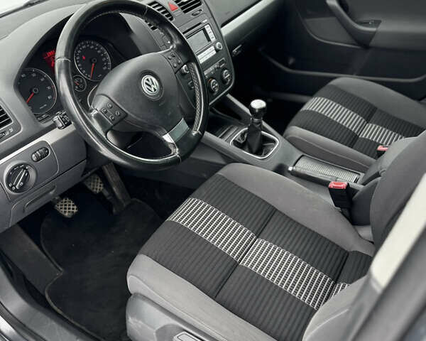 Серый Фольксваген Гольф, объемом двигателя 1.6 л и пробегом 247 тыс. км за 5550 $, фото 11 на Automoto.ua