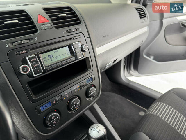 Серый Фольксваген Гольф, объемом двигателя 1.4 л и пробегом 203 тыс. км за 5950 $, фото 38 на Automoto.ua