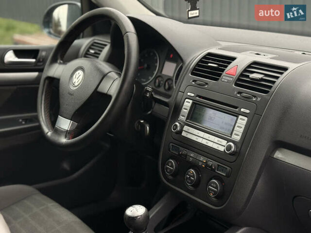 Сірий Фольксваген Гольф, об'ємом двигуна 1.6 л та пробігом 229 тис. км за 5555 $, фото 63 на Automoto.ua