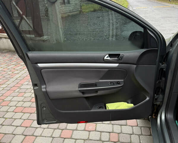 Серый Фольксваген Гольф, объемом двигателя 1.39 л и пробегом 275 тыс. км за 6250 $, фото 28 на Automoto.ua