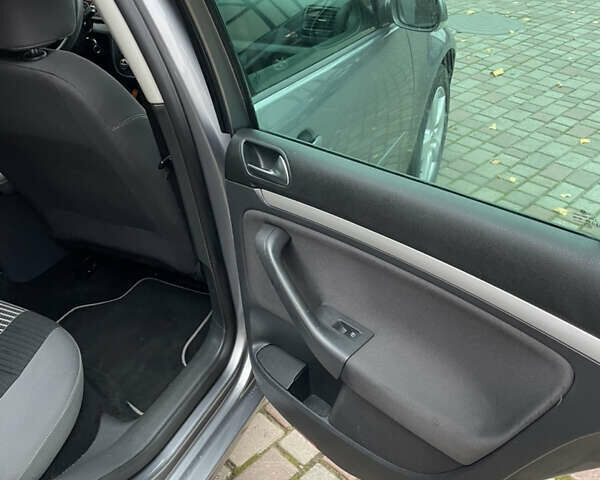 Серый Фольксваген Гольф, объемом двигателя 1.6 л и пробегом 177 тыс. км за 6850 $, фото 16 на Automoto.ua