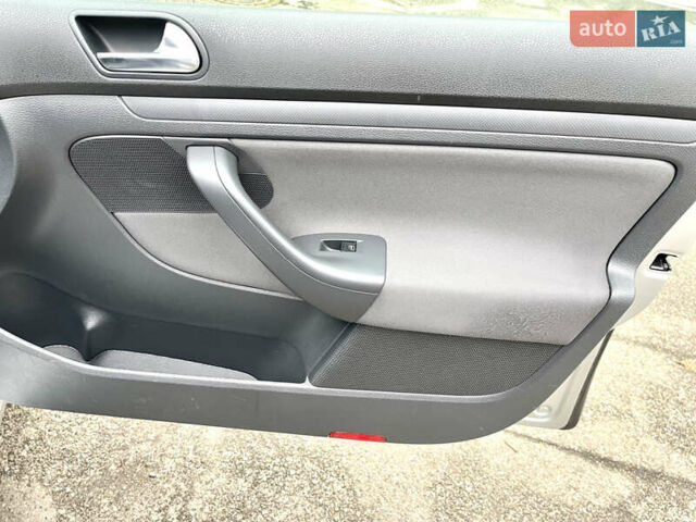 Серый Фольксваген Гольф, объемом двигателя 1.97 л и пробегом 261 тыс. км за 7700 $, фото 24 на Automoto.ua
