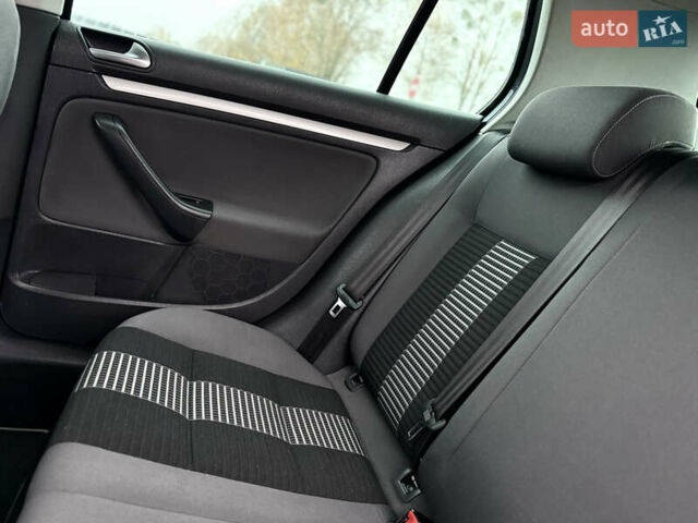 Серый Фольксваген Гольф, объемом двигателя 1.6 л и пробегом 227 тыс. км за 6300 $, фото 68 на Automoto.ua