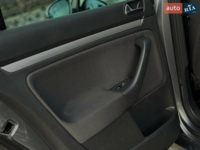 Серый Фольксваген Гольф, объемом двигателя 1.6 л и пробегом 170 тыс. км за 6600 $, фото 79 на Automoto.ua