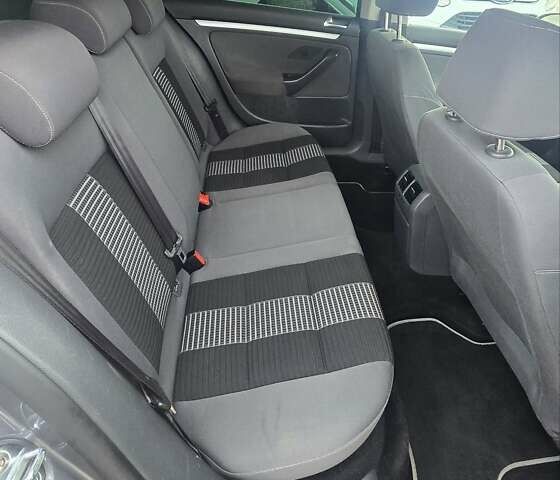 Серый Фольксваген Гольф, объемом двигателя 1.6 л и пробегом 299 тыс. км за 6390 $, фото 17 на Automoto.ua