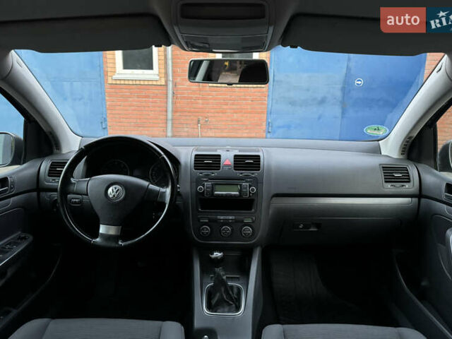 Серый Фольксваген Гольф, объемом двигателя 1.6 л и пробегом 232 тыс. км за 6799 $, фото 28 на Automoto.ua