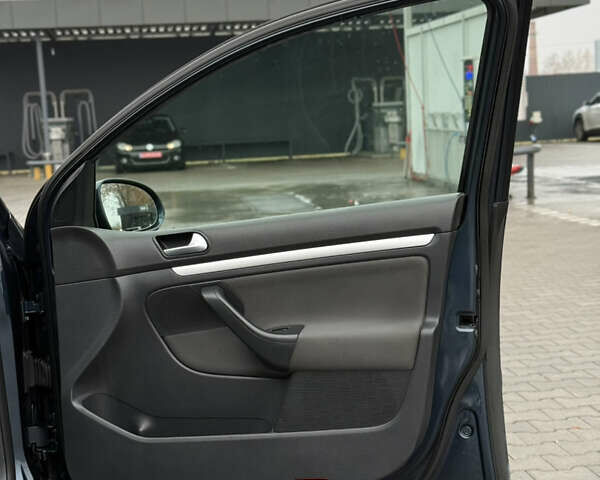 Серый Фольксваген Гольф, объемом двигателя 1.6 л и пробегом 227 тыс. км за 6300 $, фото 82 на Automoto.ua