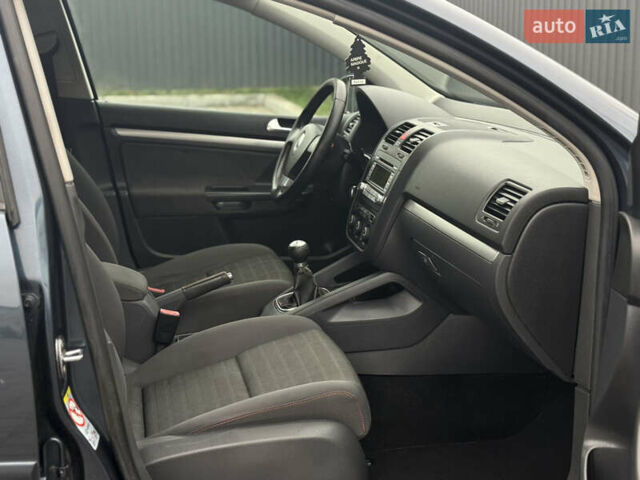 Сірий Фольксваген Гольф, об'ємом двигуна 1.6 л та пробігом 229 тис. км за 5555 $, фото 59 на Automoto.ua