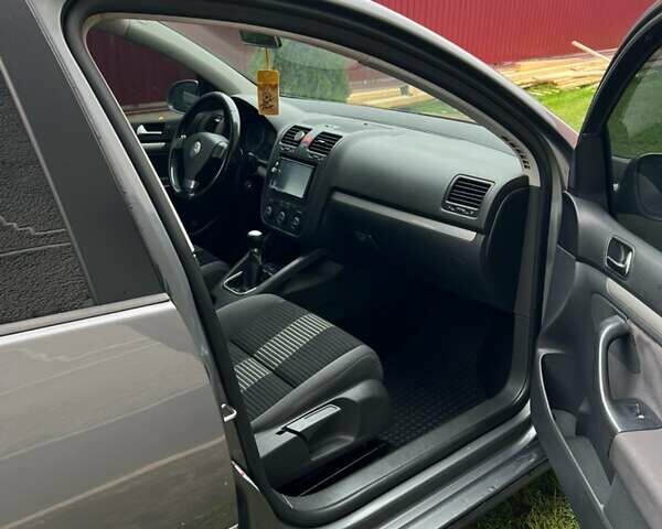 Серый Фольксваген Гольф, объемом двигателя 1.4 л и пробегом 214 тыс. км за 5400 $, фото 3 на Automoto.ua