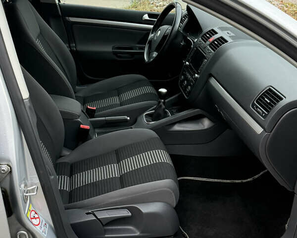 Серый Фольксваген Гольф, объемом двигателя 1.4 л и пробегом 251 тыс. км за 6450 $, фото 28 на Automoto.ua