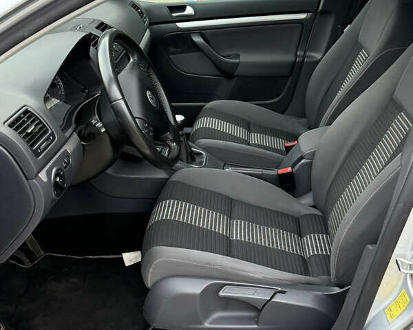 Серый Фольксваген Гольф, объемом двигателя 1.4 л и пробегом 251 тыс. км за 6450 $, фото 38 на Automoto.ua