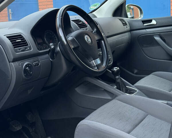 Серый Фольксваген Гольф, объемом двигателя 1.6 л и пробегом 232 тыс. км за 6799 $, фото 22 на Automoto.ua