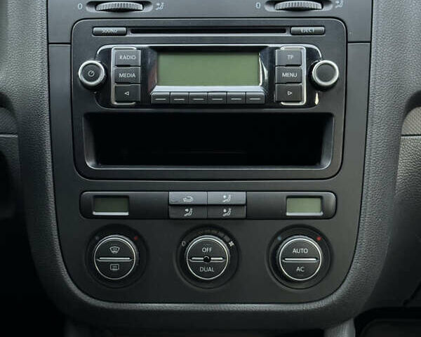 Серый Фольксваген Гольф, объемом двигателя 1.6 л и пробегом 232 тыс. км за 6799 $, фото 37 на Automoto.ua