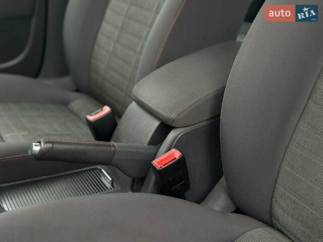 Сірий Фольксваген Гольф, об'ємом двигуна 1.6 л та пробігом 229 тис. км за 5555 $, фото 47 на Automoto.ua