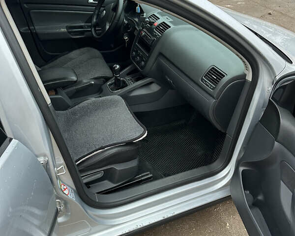 Серый Фольксваген Гольф, объемом двигателя 1.6 л и пробегом 320 тыс. км за 6299 $, фото 4 на Automoto.ua