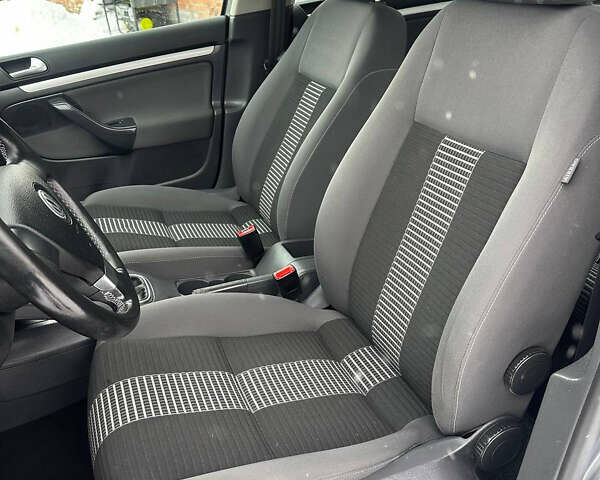 Серый Фольксваген Гольф, объемом двигателя 1.6 л и пробегом 202 тыс. км за 6499 $, фото 31 на Automoto.ua