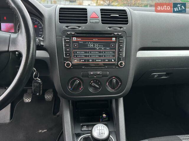 Серый Фольксваген Гольф, объемом двигателя 1.4 л и пробегом 249 тыс. км за 5999 $, фото 33 на Automoto.ua