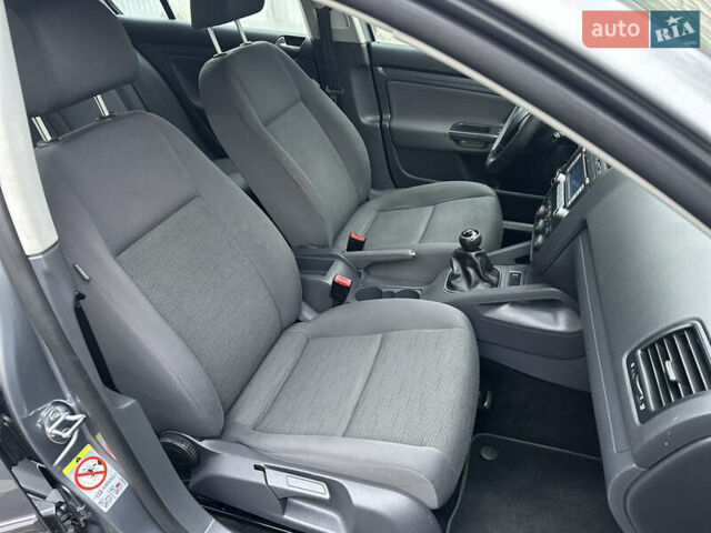 Сірий Фольксваген Гольф, об'ємом двигуна 1.6 л та пробігом 167 тис. км за 6550 $, фото 18 на Automoto.ua