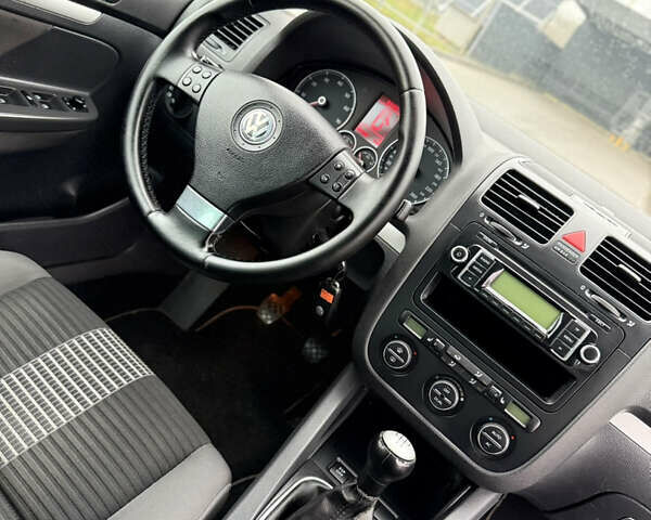 Серый Фольксваген Гольф, объемом двигателя 1.6 л и пробегом 227 тыс. км за 6300 $, фото 90 на Automoto.ua