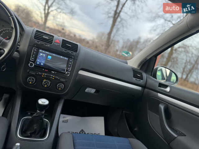 Серый Фольксваген Гольф, объемом двигателя 1.6 л и пробегом 170 тыс. км за 6600 $, фото 67 на Automoto.ua