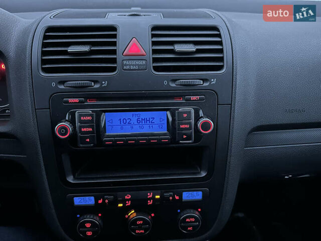 Серый Фольксваген Гольф, объемом двигателя 1.6 л и пробегом 193 тыс. км за 6500 $, фото 12 на Automoto.ua