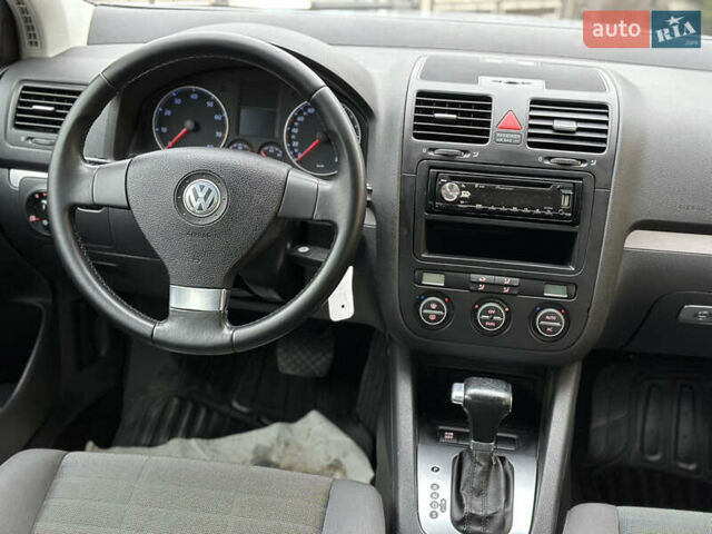 Сірий Фольксваген Гольф, об'ємом двигуна 1.6 л та пробігом 200 тис. км за 6999 $, фото 52 на Automoto.ua